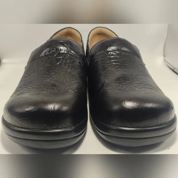 Black Leather Slip-On Loafers with Minimalist Design