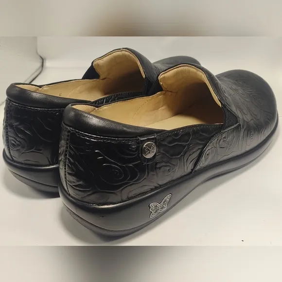 Black Leather Slip-On Loafers with Minimalist Design