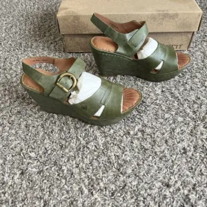 Born D19429 Green Leather Strappy Wedge Heeled Sandals Size 7 Slingback New