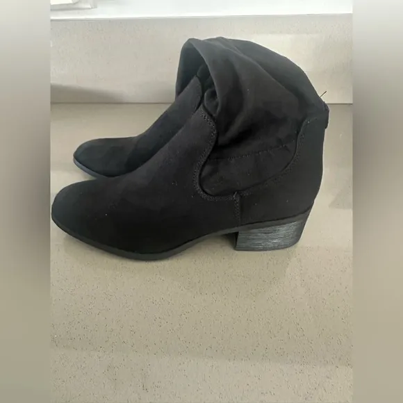 BRAND NEW IN BOX! Kenneth Cole Ladies' Tall Knee High  Black Boots Size 9