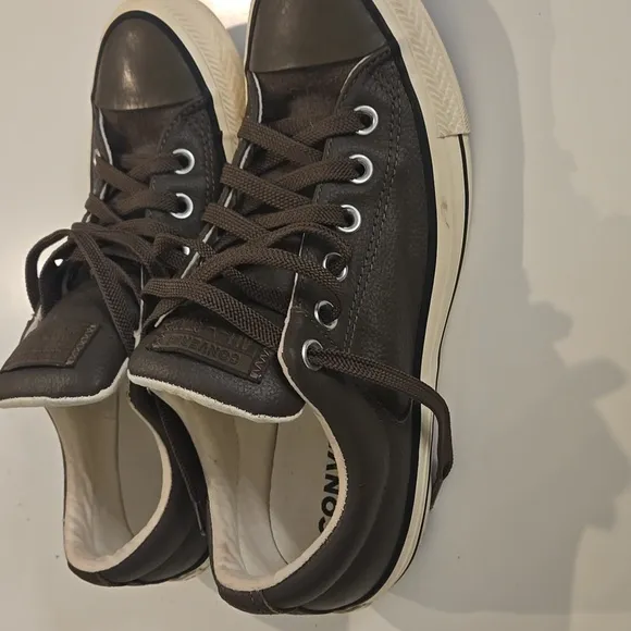 Brown Leather Chuck Taylor Mens Size 6 Low-Top Sneakers with Canvas Texture
