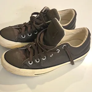Brown Leather Chuck Taylor Mens Size 6 Low-Top Sneakers with Canvas Texture