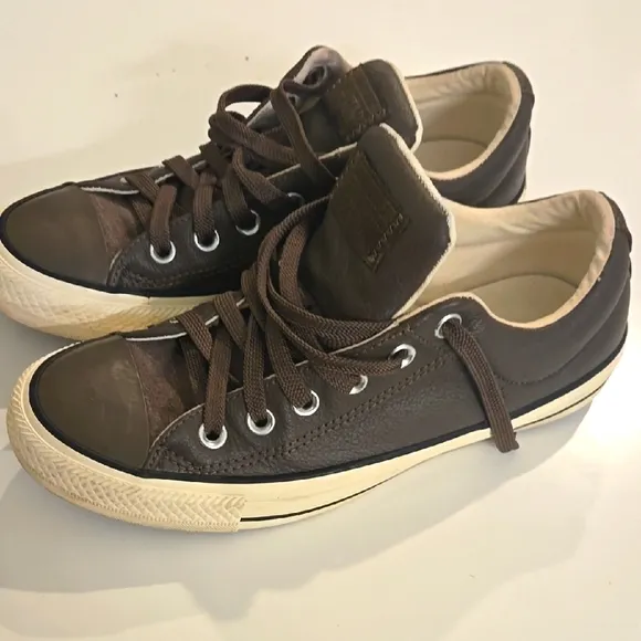 Brown Leather Chuck Taylor Mens Size 6 Low-Top Sneakers with Canvas Texture