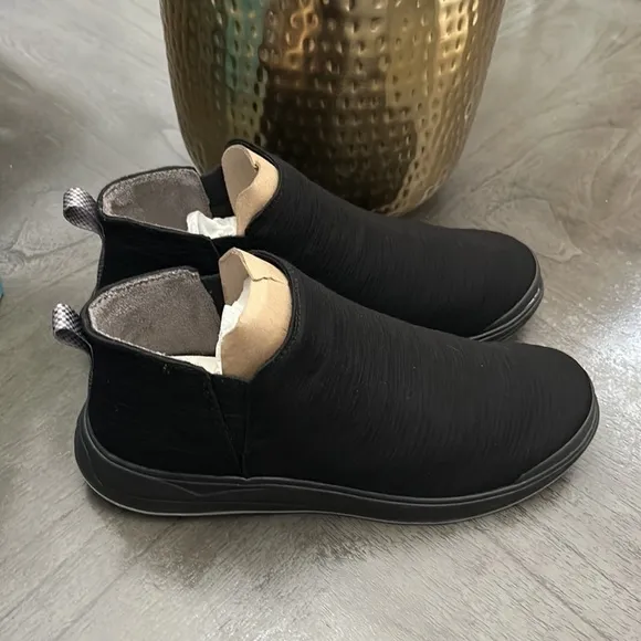 Bzees Tempo Women's Slip-on Sneaker Boots (WIDE)