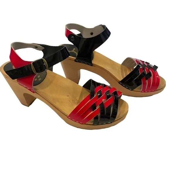 𝅺CAPE Clogs Red &amp; Black patent leather open toed
