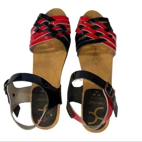 𝅺CAPE Clogs Red &amp; Black patent leather open toed