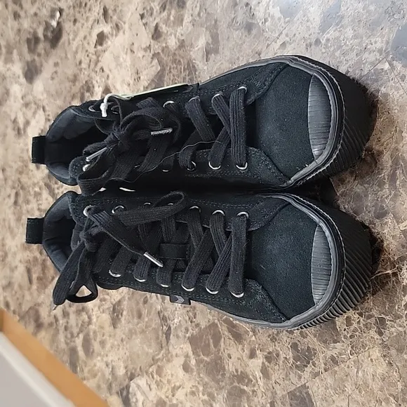 CARIUMA All Black Woman's  Canvas Sneakers Size 6.5