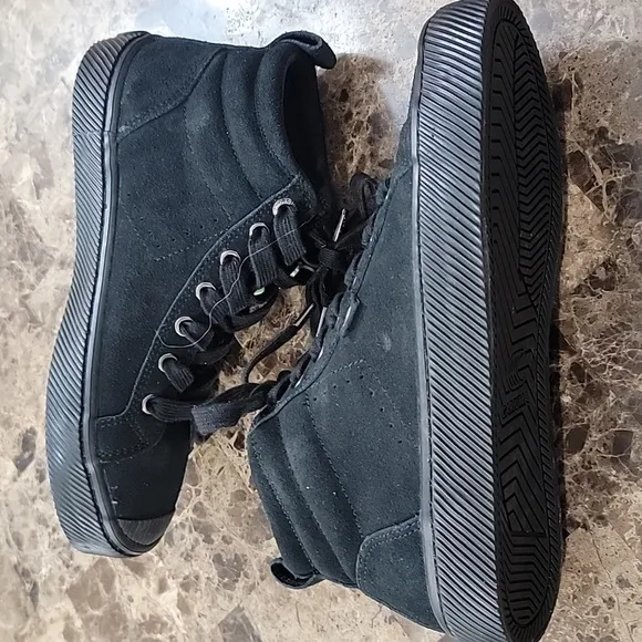 CARIUMA All Black Woman's  Canvas Sneakers Size 6.5