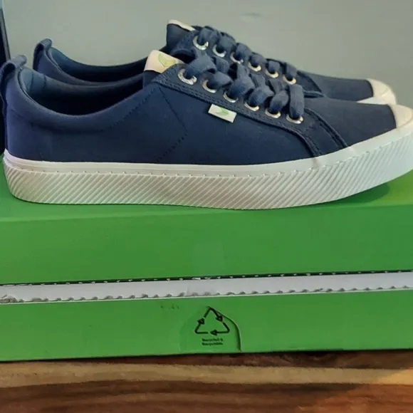 Cariuma Canvas Sneakers Blue Womens 9.5 / Mens 8