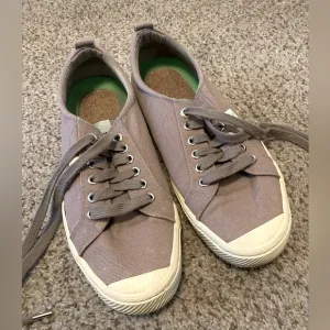 Cariuma canvas sneakers Brazil