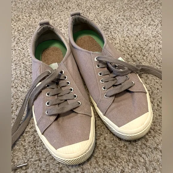 Cariuma canvas sneakers Brazil