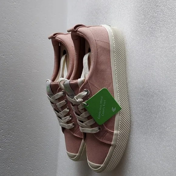 Cariuma Canvas Sneakers Rose Womens 7.5 / Mens 6