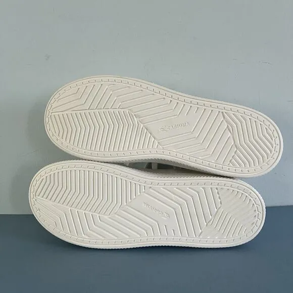 Cariuma OCA Low Off-White Canvas Lace Up Sneakers