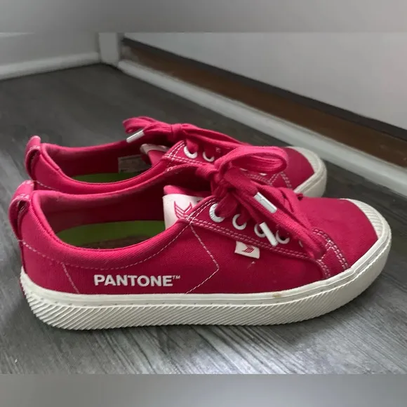 Cariuma OCA Low Pantone Magenta Canvas Sneakers Sz 7.5