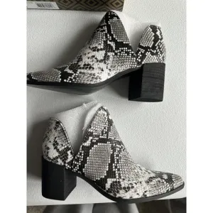 CHARLES BY CHARLES DAVID Usual  Black White Desert Snake Block Heel Boots Size 5