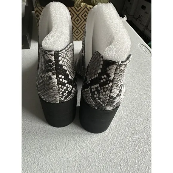 CHARLES BY CHARLES DAVID Usual  Black White Desert Snake Block Heel Boots Size 5