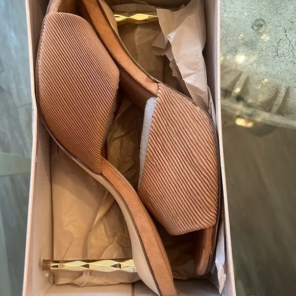 Chinese laundry Rhonda ripple decorative metallic heels sandals tan size 10 NWT