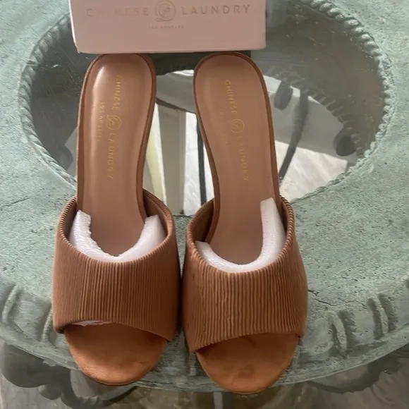 Chinese laundry Rhonda ripple decorative metallic heels sandals tan size 10 NWT