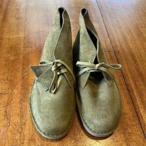 Clark Desert Boots in light green tan. Rare Color. Never worn!