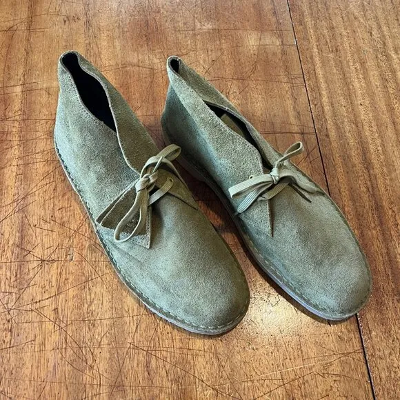 Clark Desert Boots in light green tan. Rare Color. Never worn!