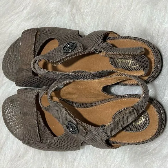 Clarks Artisan Tiffani Aldora Metallic Sheen Snakeskin Print Sandals -- 9/5M