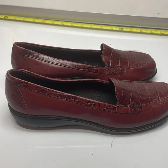 CLARKS Bayou Q Women's Deep Red Leather Loafers - 7.5M
