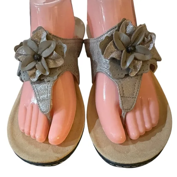 Clark’s Gold Laurieann Gemma Thong Sandal Flower Detail Slip-on Adjustable
