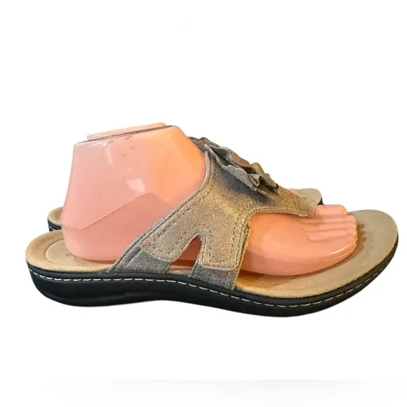 Clark’s Gold Laurieann Gemma Thong Sandal Flower Detail Slip-on Adjustable