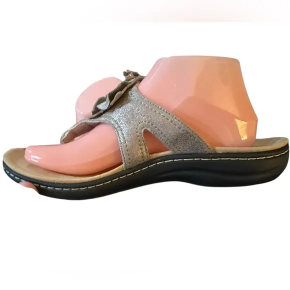 Clark’s Gold Laurieann Gemma Thong Sandal Flower Detail Slip-on Adjustable