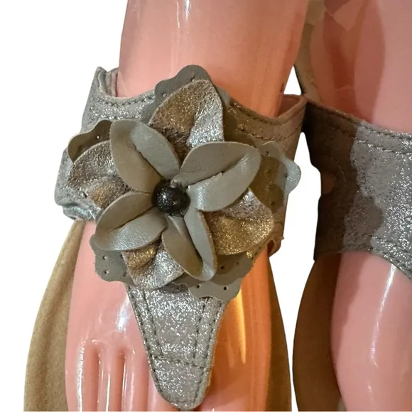 Clark’s Gold Laurieann Gemma Thong Sandal Flower Detail Slip-on Adjustable