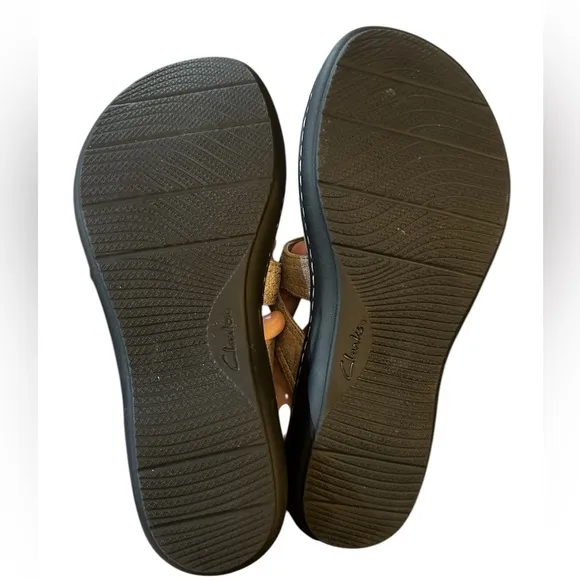 Clark’s Gold Laurieann Gemma Thong Sandal Flower Detail Slip-on Adjustable