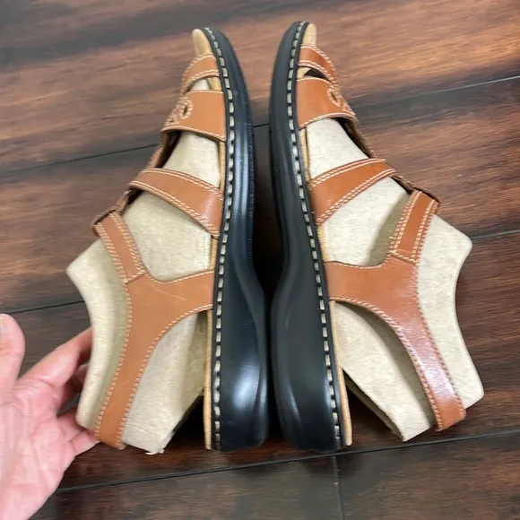 Clark's Leather Multi Strap Leather Sandals Brown Women's size 11 W Comfy NWOB