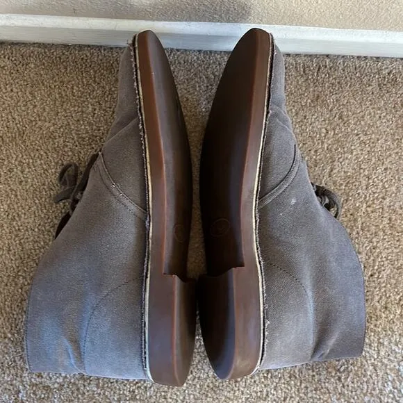 Clarks Original Desert boots in gray canvas.