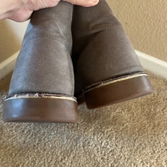 Clarks Original Desert boots in gray canvas.