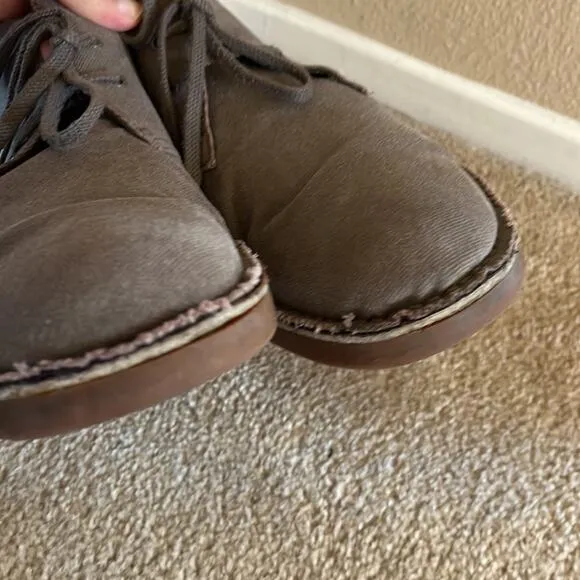 Clarks Original Desert boots in gray canvas.