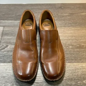 Clarks slip ons loafers men’s size 10.5 (d135)