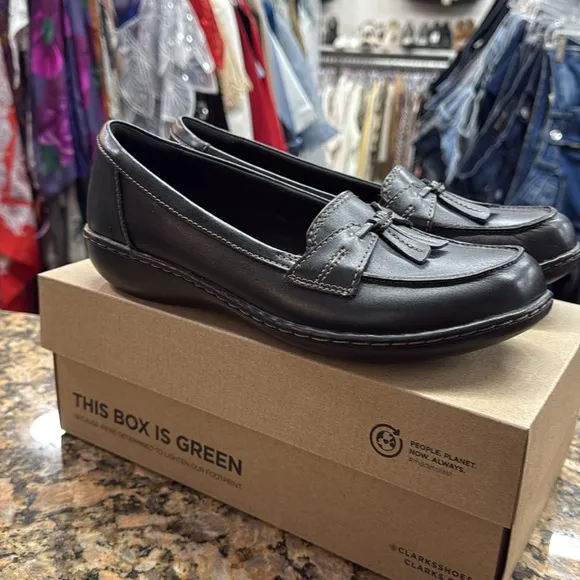 Clarks Women’s Ashland Bubble, Black Slip-On Loafers, Size 9.5