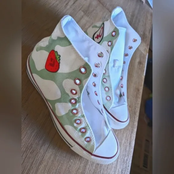 CONVERSE Chuck Taylor Hi Top Custom Strawberry Cow Patch size 10.5W 8.5M