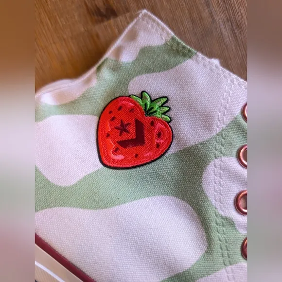 CONVERSE Chuck Taylor Hi Top Custom Strawberry Cow Patch size 10.5W 8.5M