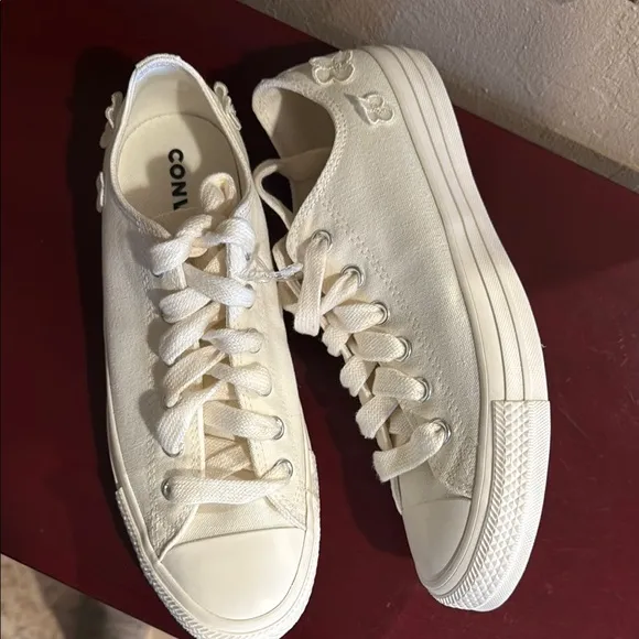 Converse CTAS 3D Floral OxWomen's White Sneakers NEW size 9.5