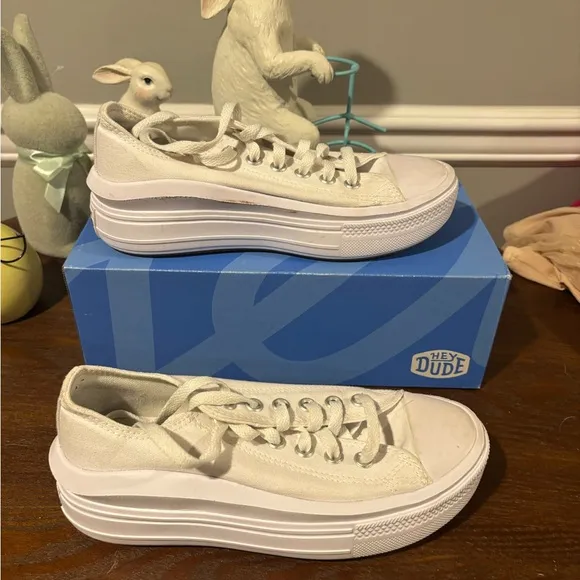 Converse White Canvas Sneakers - Size 7 NWOT