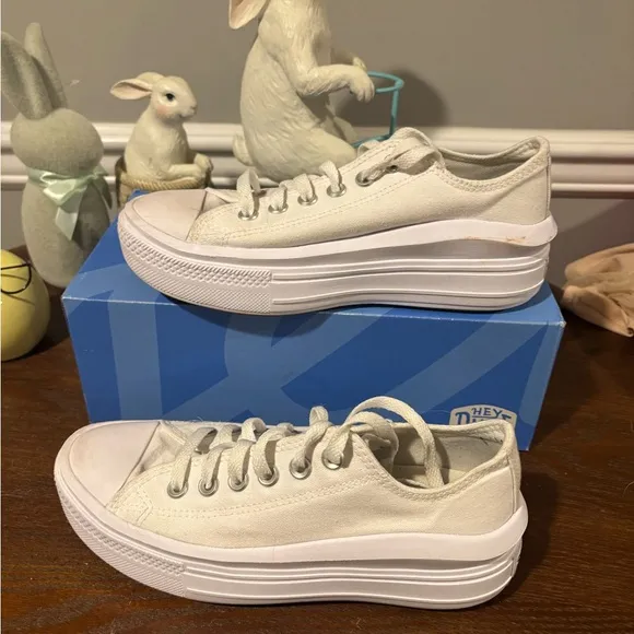 Converse White Canvas Sneakers - Size 7 NWOT