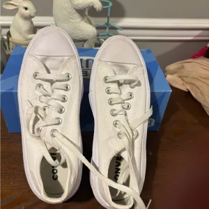Converse White Canvas Sneakers - Size 7 NWOT