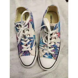 CONVERSE CHUCK TAYLOR ALL STAR Tropical Print sneakers feature a durable canvas