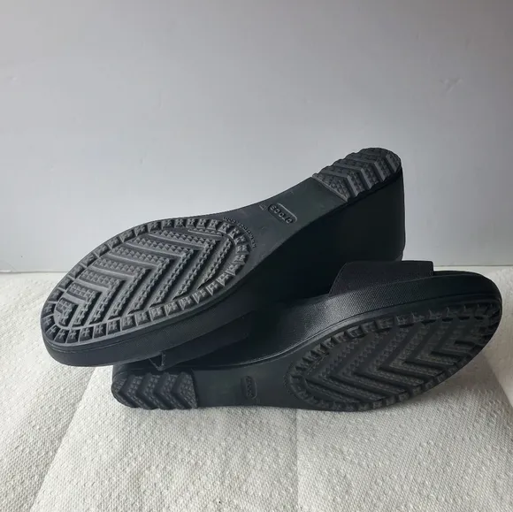 Crocs Dual Comfort Leigh Wedge Sandals size 11W.
