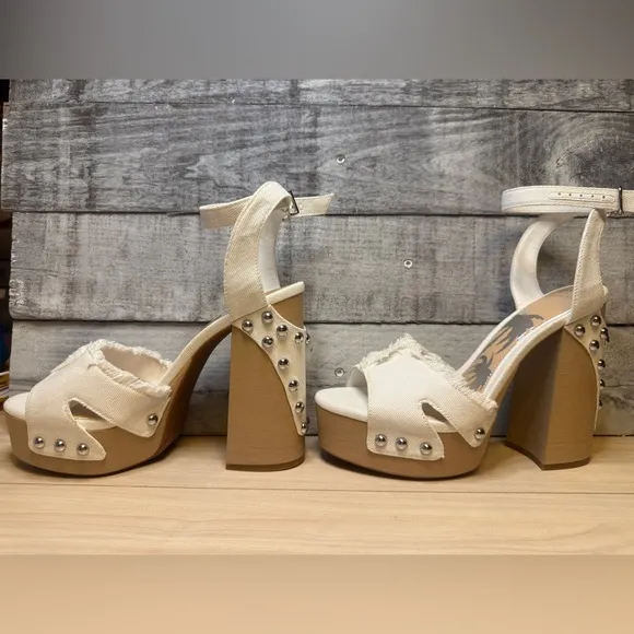 DANNIJO GIANNI BINI NWTDaisy Denim Studded Platform Sandals
