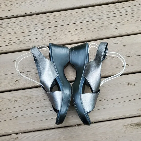 Dansko Jacinda Metallic Pewter Silver Criss Cross Strappy Slingback Sandals 42