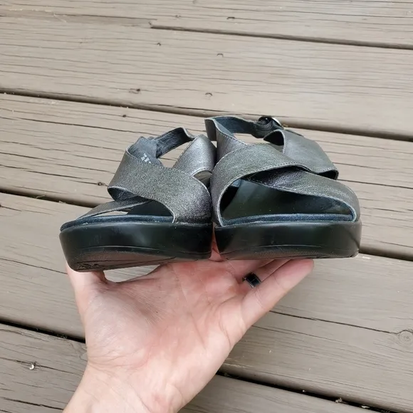 Dansko Jacinda Metallic Pewter Silver Criss Cross Strappy Slingback Sandals 42
