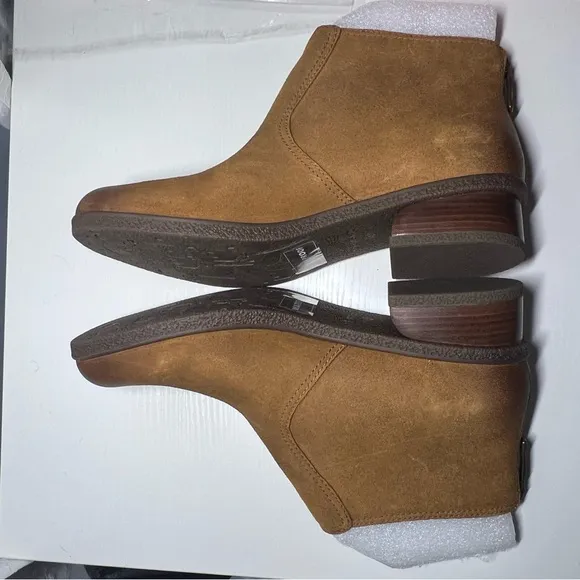 Dansko Tan Chukka Boots Suede Sleek Design