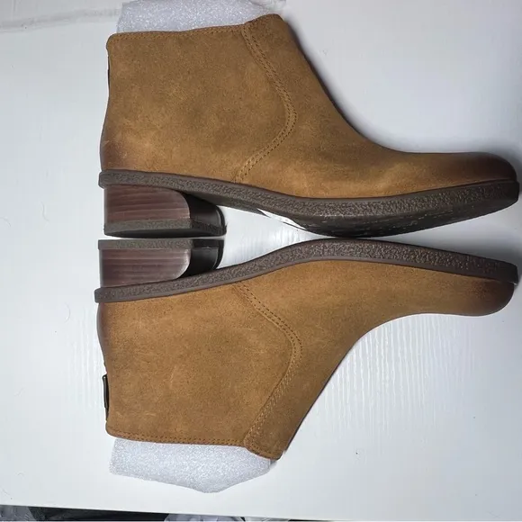 Dansko Tan Chukka Boots Suede Sleek Design